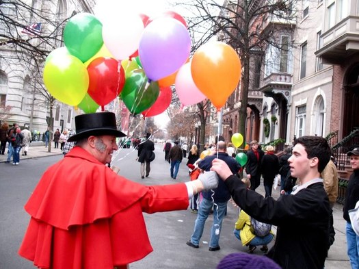 Troy_Victorian_Stroll_2012 balloon man