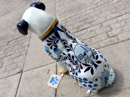 Downtown_is_Pawsome_Een_grote_delft_blauwe_doggo.jpg