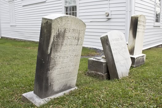 Duanesburg_gravestones_at_christ_chruch.jpg