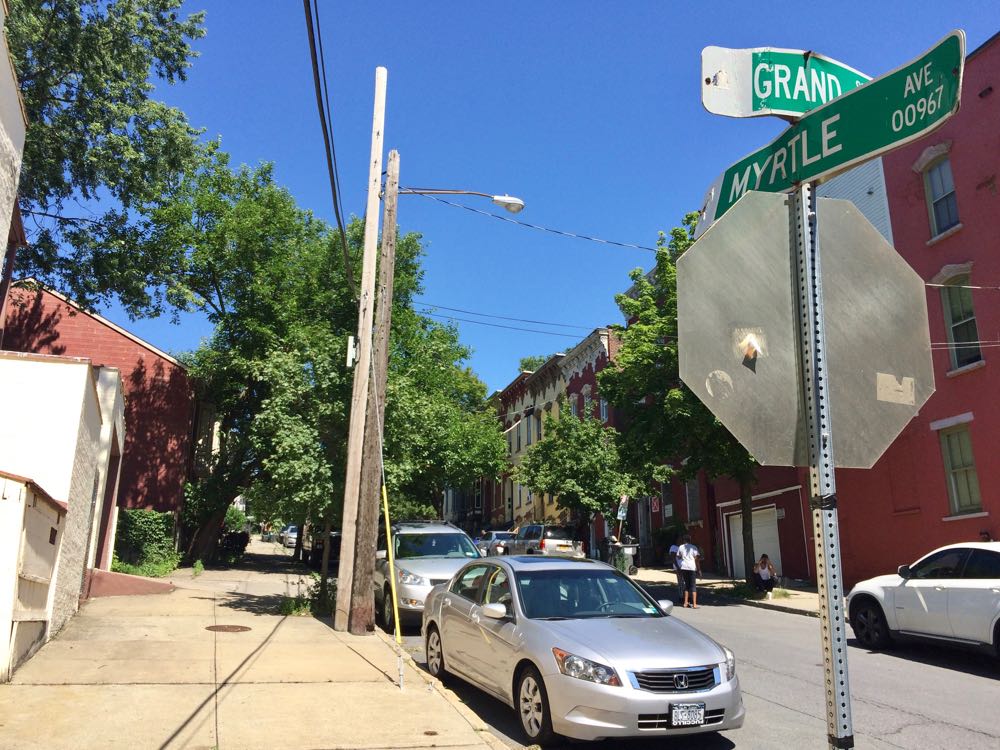 Myrtle Ave street sign