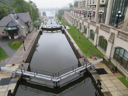 Ottawa_locks_of_rideau_canal.jpg