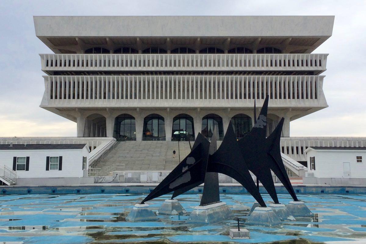 State Museum and Calder sculpture Triangles and Arches