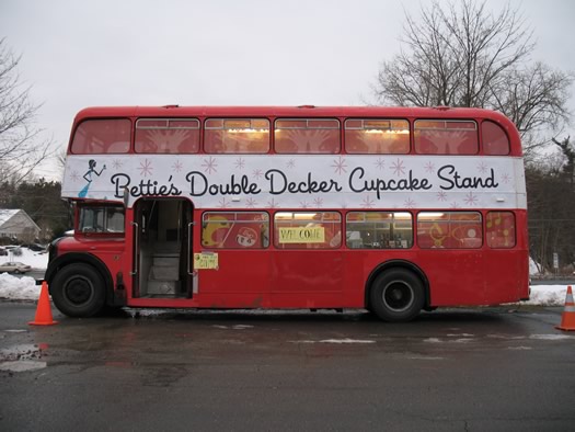 The mobile doubledecker cake stand posted Dec 14 2009 betties bus