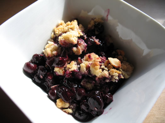 blueberry crumble in bowl