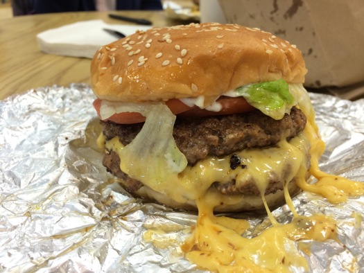 burger_chain_tasting_fiveguys_burger.jpg