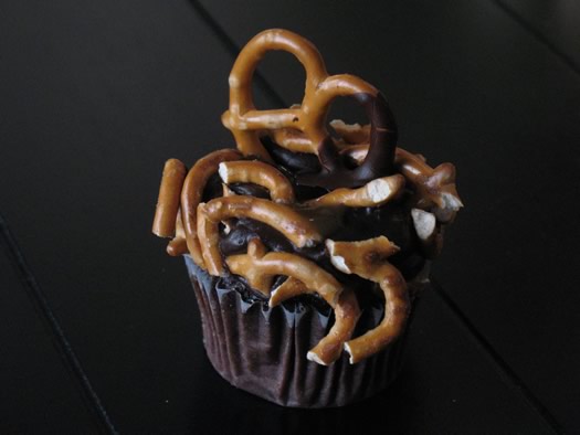 coccadotts super bowl cupcakes pretzel