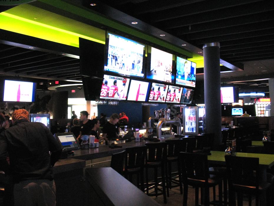 dave_and_busters_crossgates_bar_area.jpg