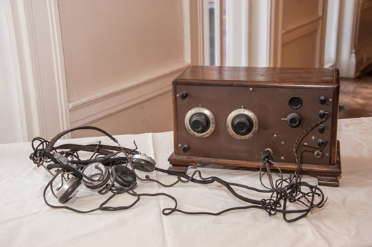 expo1920s_2way_radio.jpg