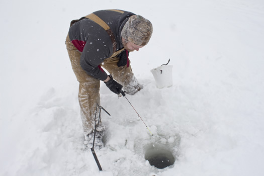 ice_fishing_setting_up_a_jig_rod.jpg