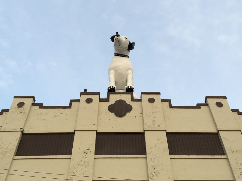 looking up at Nipper 991 Broadway 2016-April