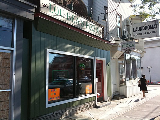 lou bea's pizza shop on Delware in Albany